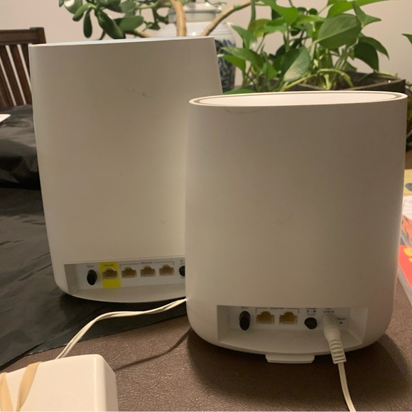 LOT 2 NETGEAR (1) Orbi Router RBR40 (1) Orbi Satellite RBS20 - Picture 2 of 8